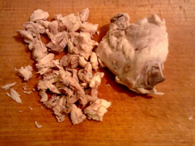 Рецепт - Салат Обжорка маринованные огурцы курица - Шаг 2 -  Отвариваем куриные бедра с солью в течение 30 минут после того, как вода закипит и нарезаем ее на небольшие кусочки.