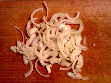 Рецепт - Салат Обжорка маринованные огурцы курица - Шаг 3 -  Нарезаем лук полукольцами.