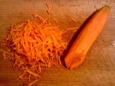 Рецепт - Салат Обжорка маринованные огурцы курица - Шаг 4 -  Морковь натираем на крупной терке.