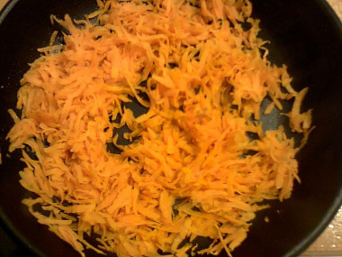 Рецепт - Салат Обжорка маринованные огурцы курица - Шаг 5 -  Морковь обжариваем на подсолнечном масле до золотистого цвета.