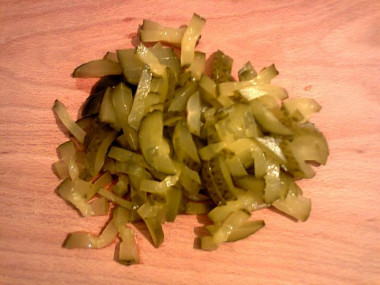 Рецепт - Салат Обжорка маринованные огурцы курица - Шаг 6 -  Маринованные огурцы нарезаем соломкой.