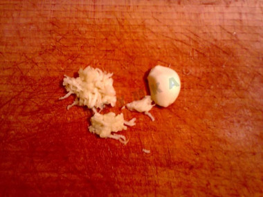 Рецепт - Салат Обжорка маринованные огурцы курица - Шаг 7 -  Чеснок натираем на мелкой терке или выдавливаем.