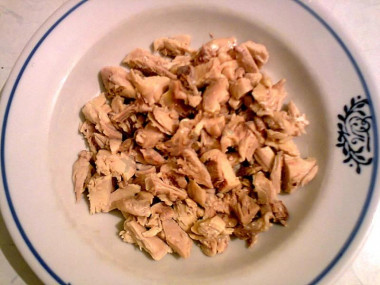 Рецепт - Салат Обжорка маринованные огурцы курица - Шаг 8 -  Формируем салат. В блюдо, к котором будем подавать салат к столу, кладем нарезанную курицу.