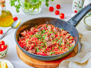 Куриная печень с помидорами