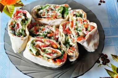 Рулет из лаваша с зеленью творогом и овощами