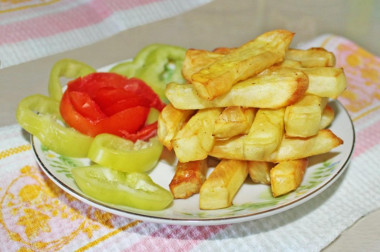 Картофель фри в кляре из яйца и паприки в духовке