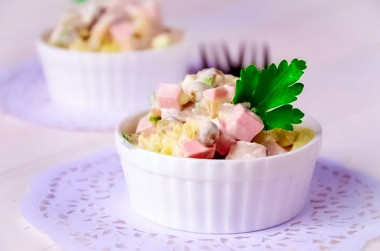 Салат с зеленым горошком и солеными огурцами