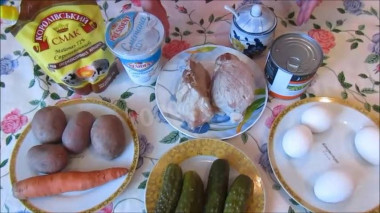 Рецепт - Салат Оливье со свининой - Шаг 1 - Подготовить все ингредиенты. Для приготовления этого салата подойдет нежирная часть свиной мякоти – ошеек, биток или лопатка без кости. Свинину нужно отварить в слегка подсоленной воде в течении 40 минут до готовности. Картофель и морковь отварить в мундире, остудить и почистить. Яйца отварить в течении 10 минут, залить холодной водой, почистить. С зеленого горошка слить лишнюю жидкость, при необходимости промыть.