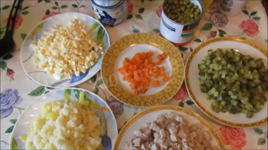 Рецепт - Салат Оливье со свининой - Шаг 2 -  Очищенный картофель нарезать небольшими кубиками. Отварную охлажденную свинину нарезать маленькими кусочками и добавить к картошке. Яйца очистить и порубить, огурцы нарезать маленькими кубиками, отжать лишнюю жидкость и выложить в салат к свинине и картофелю. Вареную морковь, нарезанную кубиками, консервированный горошек, сметану, майонез и соль тоже добавить в салат.  Салат перемешать.