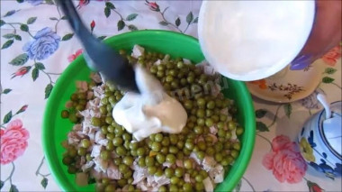 Рецепт - Салат Оливье со свининой - Шаг 3 -  Вкусный, всеми любимый «Оливье» со свининой выложить в салатник и подать к столу. Этот салат можно подать порционно, выложив его на тарелку с помощью кулинарного кольца. До подачи на стол салат лучше держать в холодильнике и заправлять майонезом и сметаной непосредственно перед подачей. Украсить салат можно зеленью, зеленым горошком или вареной морковью.