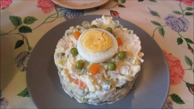 Рецепт - Салат Оливье со свининой - Шаг 4 -  Салат «Оливье» со свининой готов!  Приятного аппетита!