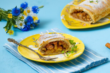 Штрудель с яблоками из слоеного теста классический