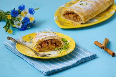 Штрудель с яблоками из слоеного теста классический