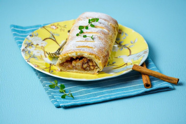 Штрудель с яблоками из слоеного теста классический