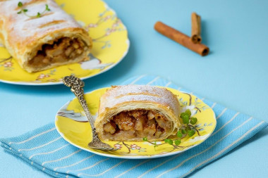 Штрудель с яблоками из слоеного теста классический