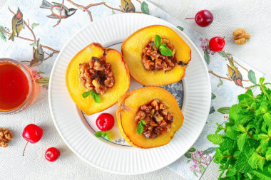 Запеченная айва с грецкими орехами