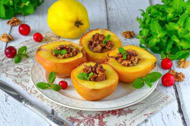 Запеченная айва с грецкими орехами