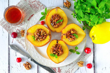 Запеченная айва с грецкими орехами
