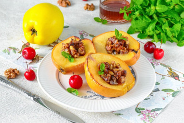 Запеченная айва с грецкими орехами