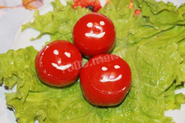 Целые помидоры с зеленью чесноком и сыром