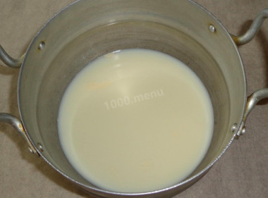 Рецепт - Манные биточки с ванилью - Шаг 2 -  2. В небольшую кастрюлю вылить свежее коровье молоко. Добавить немного поваренной соли, подогреть молочко на среднем огне.