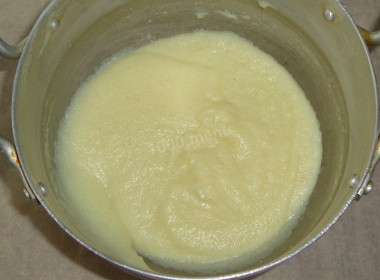 Рецепт - Манные биточки с ванилью - Шаг 3 -  3. В горячее молоко насыпать манную крупу. Размешать до однородности и варить до густого состояния. Чтобы в каше не образовывались комочки, нужно манку насыпать тонкой струйкой и быстро размешивать. Кастрюлю с кашей можно поставить в миску с ледяной водой для быстрого остывания.