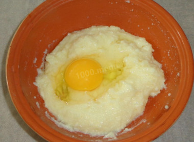 Рецепт - Манные биточки с ванилью - Шаг 5 -  5. Разбить сырое яйцо в кашу. При помощи ложки перемешать массу до однородного состояния. Добавить ваниль по вкусу.