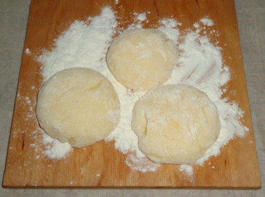 Рецепт - Манные биточки с ванилью - Шаг 6 -  6. Сделать из манной каши средние по размеру биточки. Обвалять их в пшеничной муке. В сковороде разогреть подсолнечное масло.