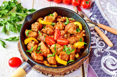 Свинина кусочками жареная на сковороде с луком