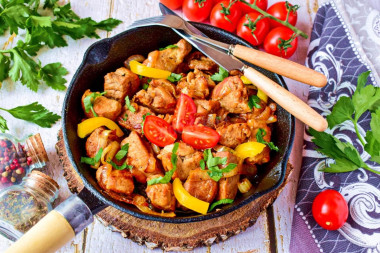 Свинина кусочками жареная на сковороде с луком