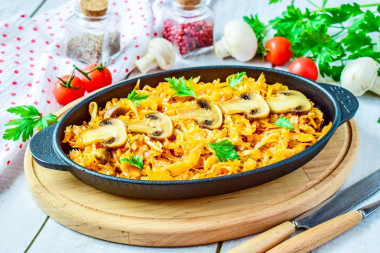 Капуста с шампиньонами тушеная на сковороде