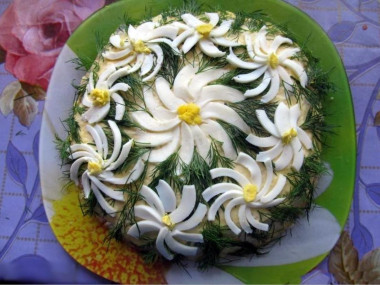 Мясной салат Ромашка из свинины с сыром и яйцом