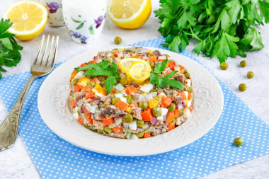 Салат из сайры консервированной с яйцом и горошком