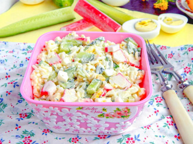 Салат с рисом, крабовыми палочками, огурцом и кукурузой