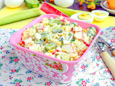 Салат с рисом, крабовыми палочками, огурцом и кукурузой