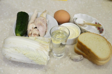 Рецепт - Салат из пекинской капусты с яйцом майонезом сухарями - Шаг 1 - Подготовьте все необходимые продукты. Яйца берите крупные, лучше всего домашние, китайскую капусту небольшого размера, т.к. одного кочана как правило хватает на несколько салатов. Из курицы подойдут любые ее части. Это также может быть и вчерашняя курица, которую например семья не доела на ужин. В этом салатике она будет очень кстати.Сухарики, конечно, можно взять и готовые, фабричного производства. Но этот продукт настолько вреден, что сделаем их сами