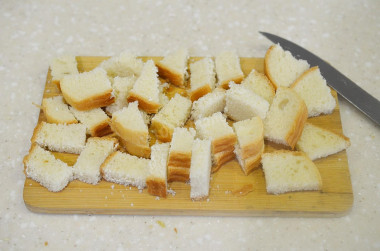 Рецепт - Салат из пекинской капусты с яйцом майонезом сухарями - Шаг 2 -  Для сухариков нам понадобится белый хлеб,- он лучше чем черный сочетается с китайской капустой. Нарежьте хлеб на кубики желаемого размера.