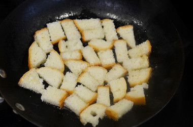 Рецепт - Салат из пекинской капусты с яйцом майонезом сухарями - Шаг 3 -  В сковороде разогрейте растительное масло. Чтобы масло не горело, оно должно быть рафинированное и любое растительное.