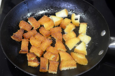 Рецепт - Салат из пекинской капусты с яйцом майонезом сухарями - Шаг 4 -  Обжарьте до грустящего состояния и золотистого цвета сначала с одной стороны, затем переверните на другую сторону и доведите до готовности. Выложите сухарики на бумажное полотенце, чтобы убрать лишнее масло.