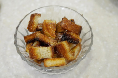 Рецепт - Салат из пекинской капусты с яйцом майонезом сухарями - Шаг 5 -  Выложите сухарики в пиалу, посолите и добавьте измельченный чеснок. Чеснок для сухариков должен быть очень мелким, поэтому или измельчайте его ножом или пропускайте через пресс. Также его вполне можно заменить и чесночным порошком. Перемешайте сухарики.