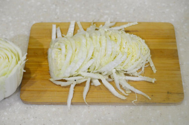 Рецепт - Салат из пекинской капусты с яйцом майонезом сухарями - Шаг 6 -  Приступим теперь к приготовлению самого салата. Салат помойте, верхние листы удалите. Нашинкуйте салат тонкой соломкой.