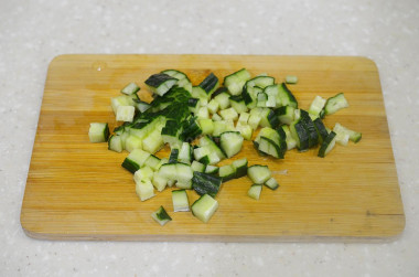 Рецепт - Салат из пекинской капусты с яйцом майонезом сухарями - Шаг 7 -  Огурец помойте, порежьте мелким кубиком.