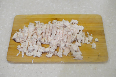 Рецепт - Салат из пекинской капусты с яйцом майонезом сухарями - Шаг 8 -  Если у вас сырая курица, отварите ее в кипящей подсоленной воде около 30 минут, затем охладите и мелко нарежьте.Уже готовую курицу просто измельчите.