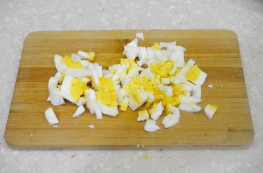 Рецепт - Салат из пекинской капусты с яйцом майонезом сухарями - Шаг 9 -  Яйца отварите вкрутую (обычно это около 8 минут после закипания), почистите и также нарежьте мелким кубиком.