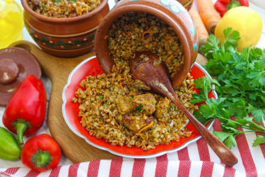 Гречка с мясом в горшочках в духовке