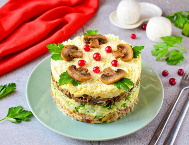 Салат с копченой курицей и жареными грибами шампиньонами