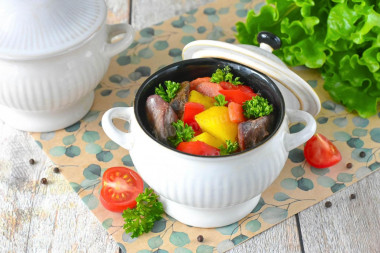 Куриная печень в горшочках в духовке