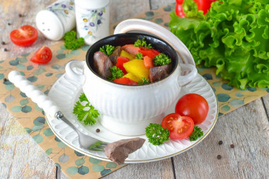 Куриная печень в горшочках в духовке