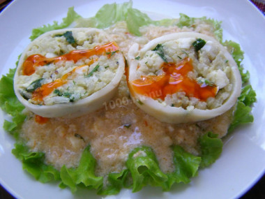 Фаршированные кальмары с рисом и яйцом