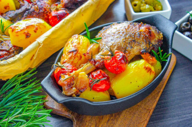 Гусь кусочками с картошкой в духовке